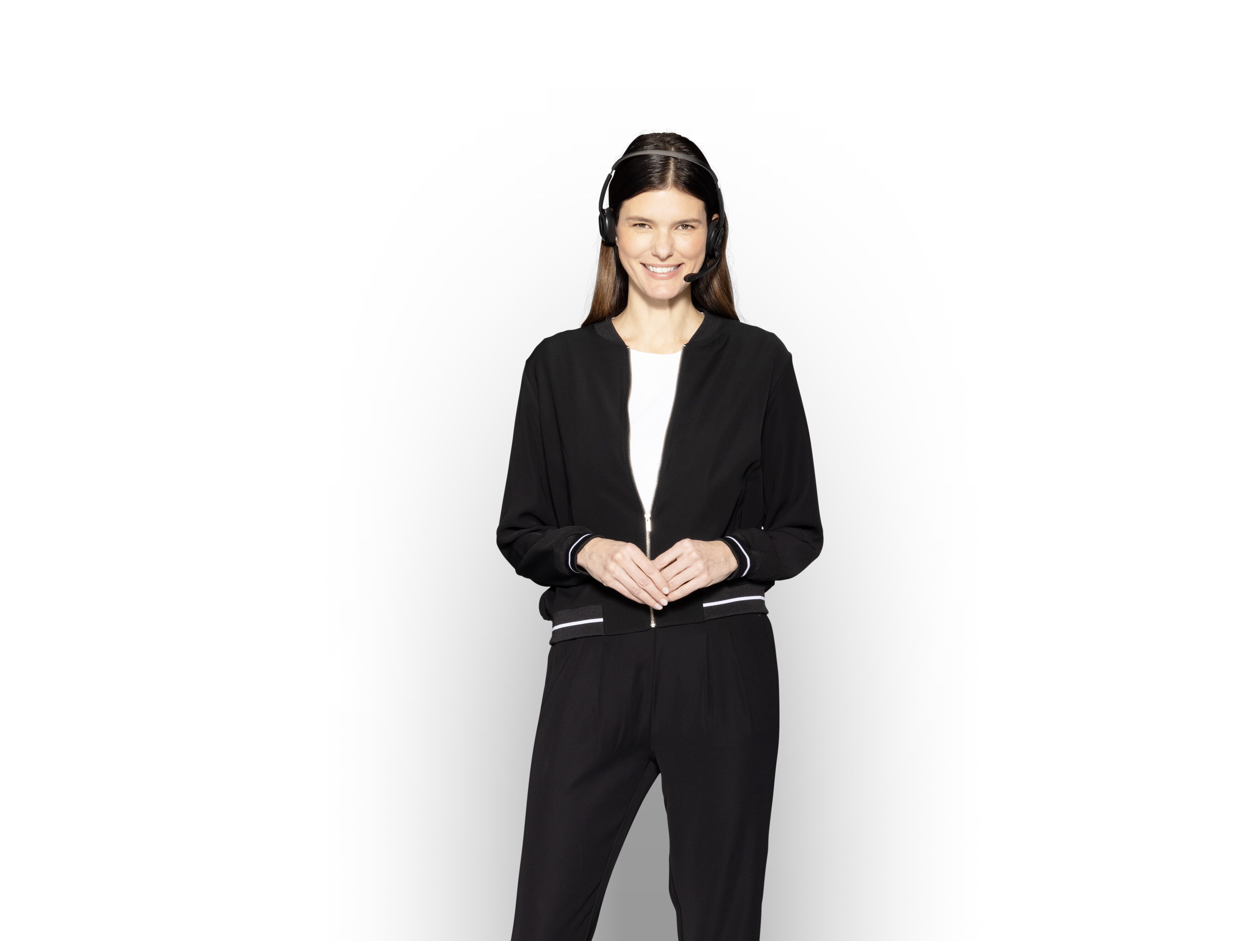 Um Operador de Call Center da Mercedes-Benz com auscultadores para simbolizar a Assistência de veículos comerciais ligeiros.