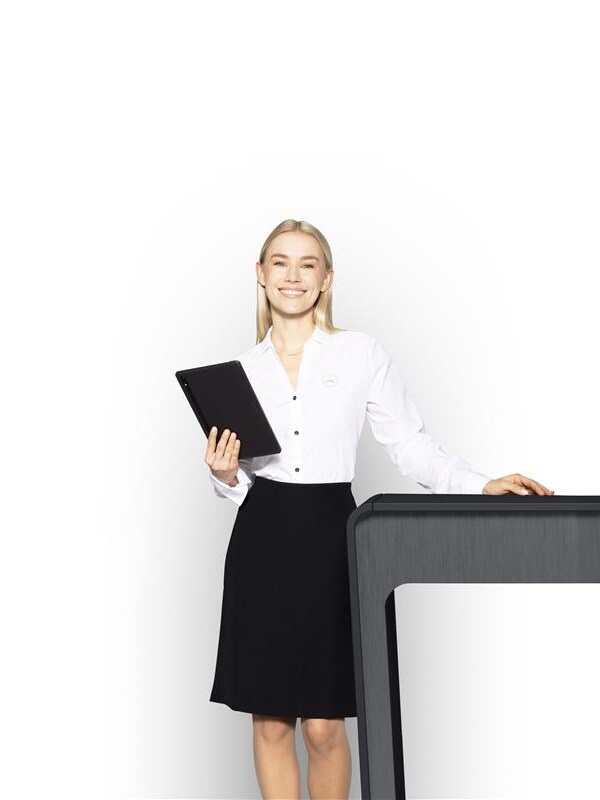 Uma mulher, Star Assistant, de pé com um tablet na mão para prestar um apoio competente.