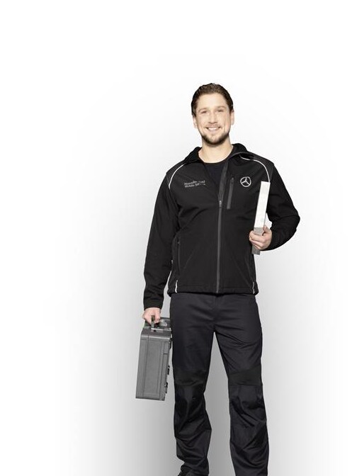 Técnico de manutenção do serviço móvel da Mercedes-Benz pronto a prestar assistência.