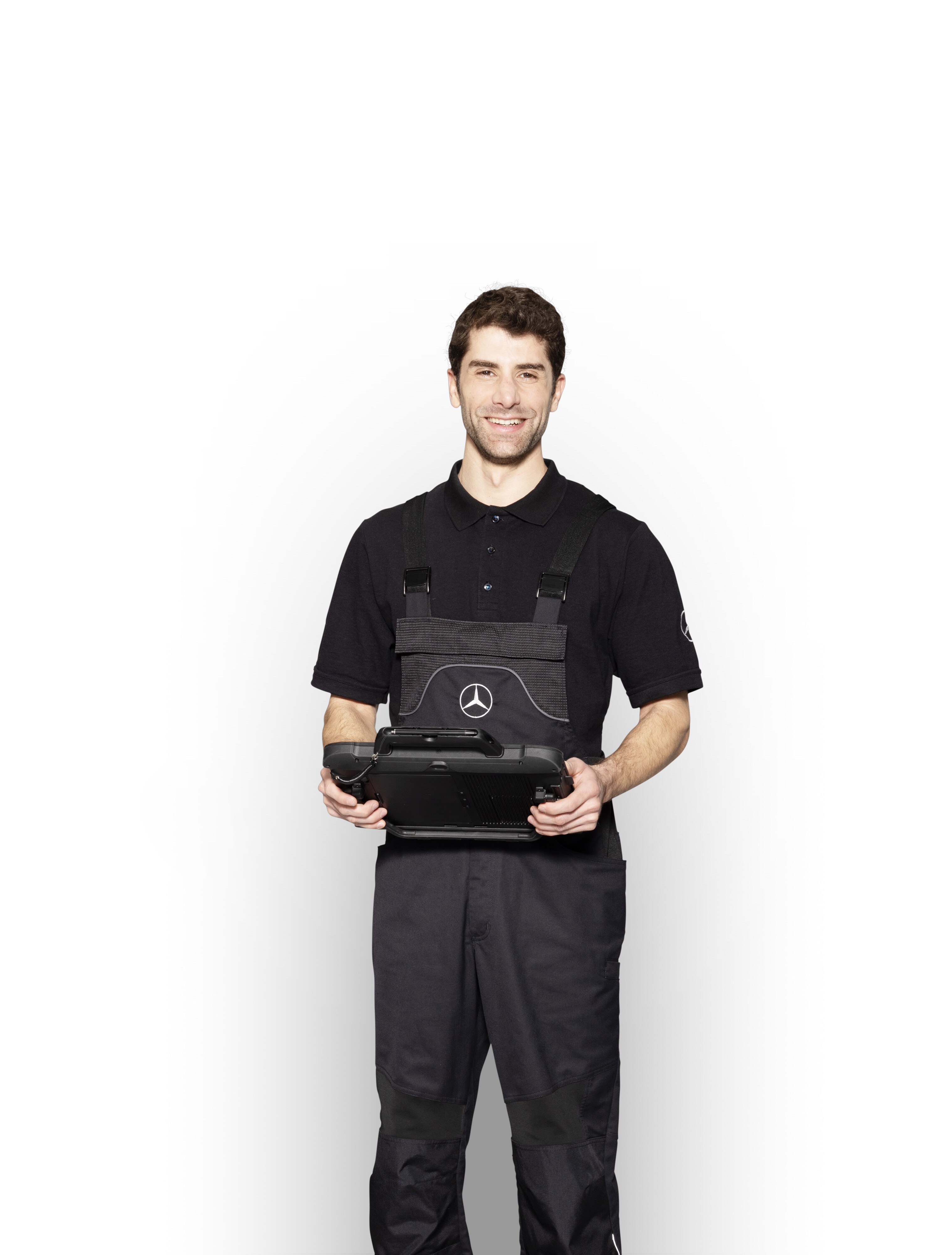 Mecânico da Mercedes-Benz com roupa de trabalho, a segurar um tablet pronto para comunicar os danos.