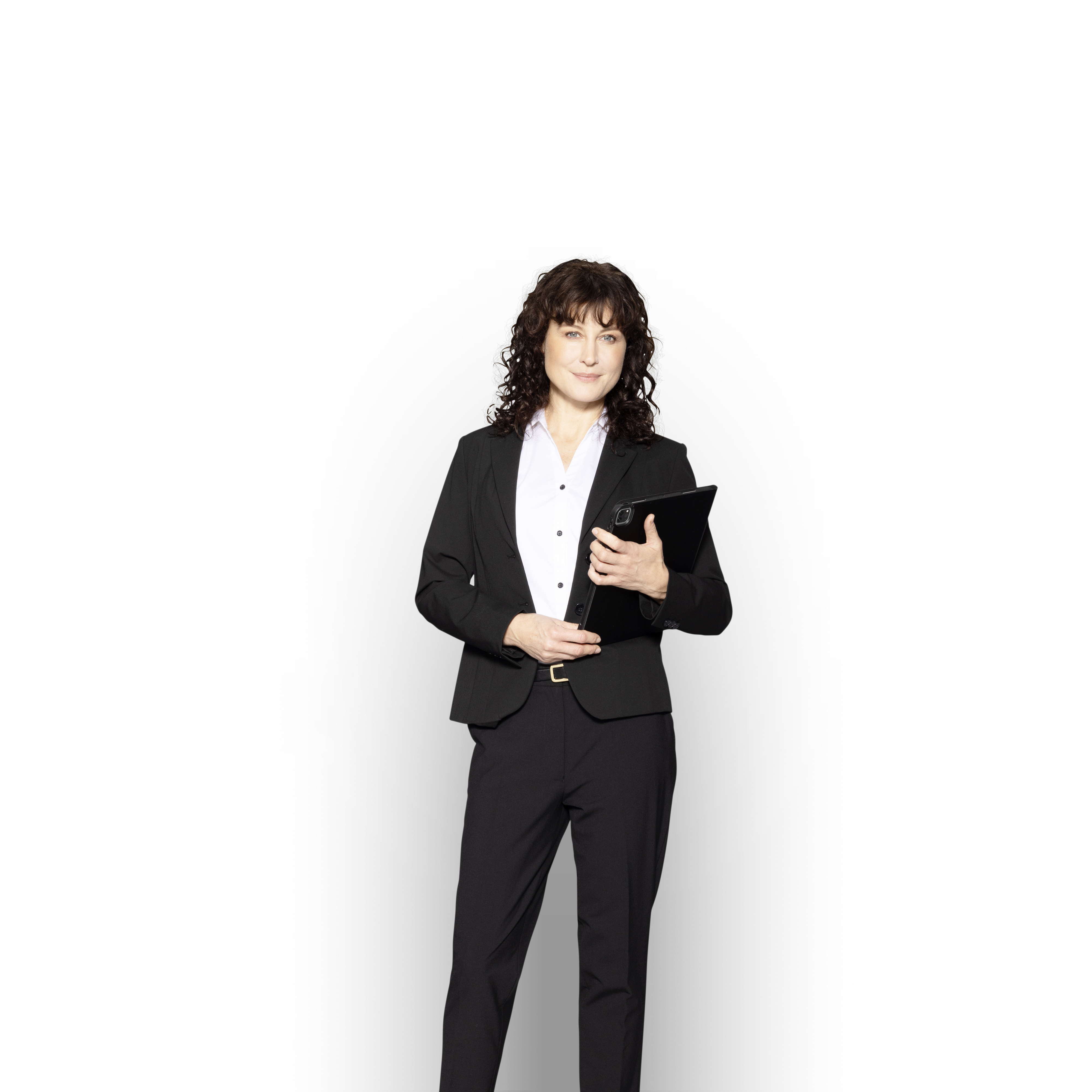 Mercedes-Benz | ServiceCare veículos comerciais ligeiros Gestor de vendas da Mercedes-Benz com um tablet pronto a informar sobre os pacotes de serviços.