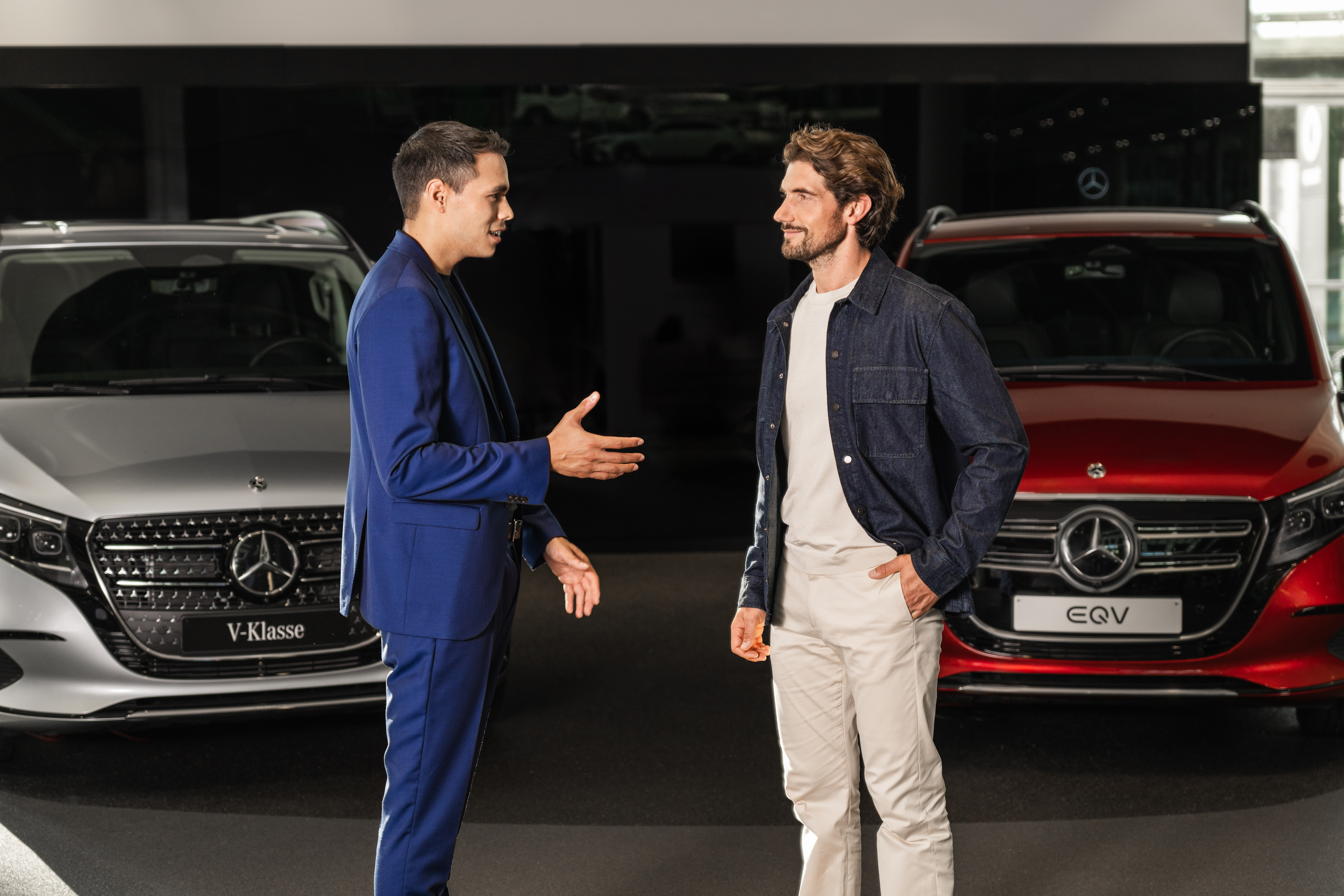 Visão geral de soluções financeiras e de mobilidade | Ofertas atuais | Financiamento | Seguros Um homem e uma mulher ao lado de um veículo comercial ligeiro Mercedes-Benz EQV preto