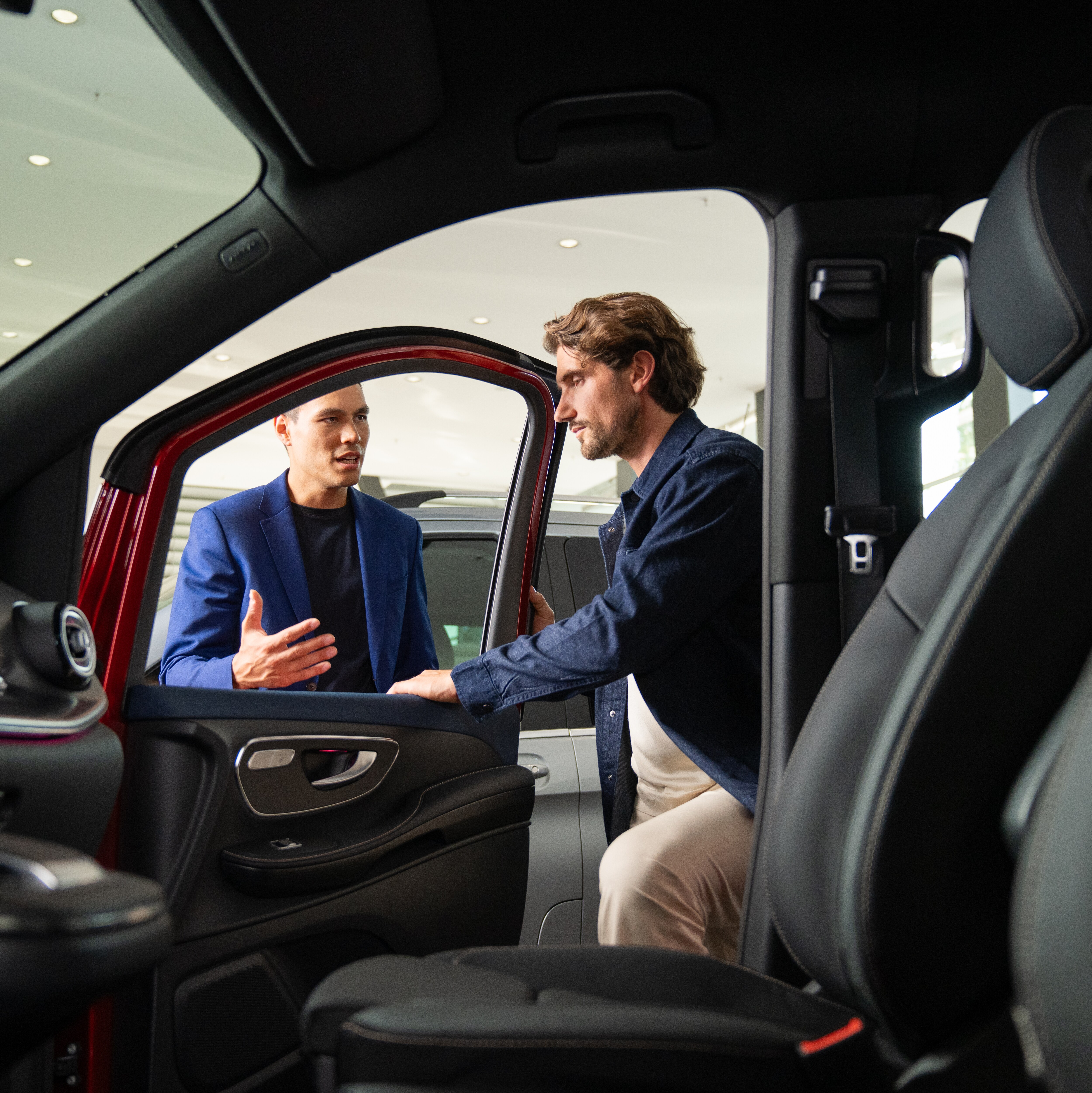 Um homem dirige-se a um Mercedes-Benz EQV Van preto