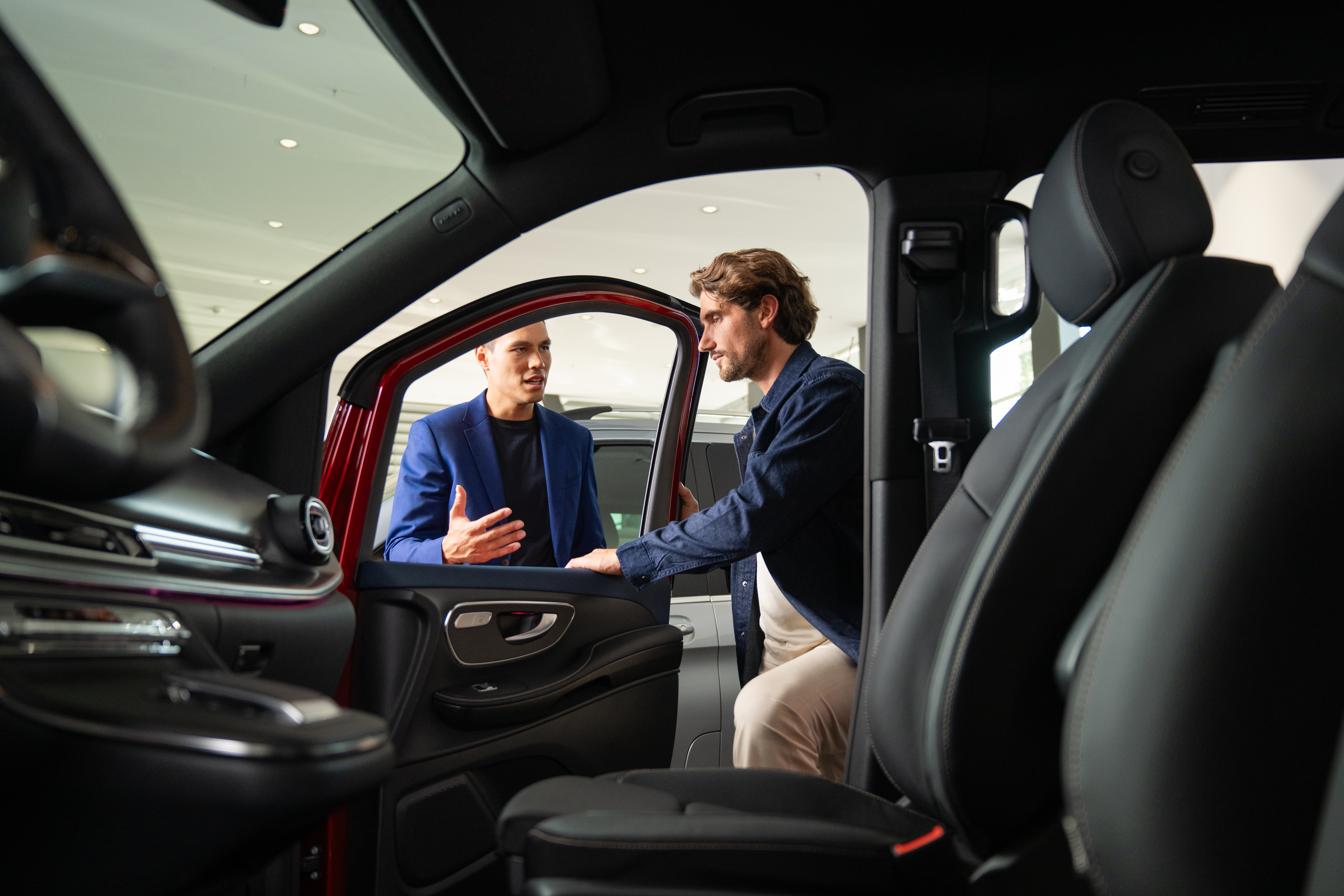 Visão geral de soluções financeiras e de mobilidade | Ofertas atuais | Financiamento | Seguros Um homem dirige-se a um Mercedes-Benz EQV Van preto