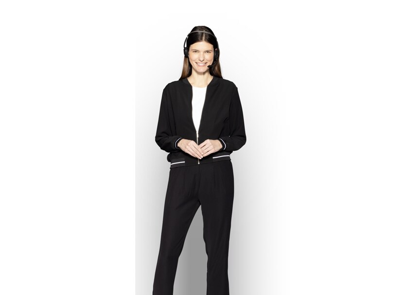 Operador de Call Center com auscultadores pronto a informar sobre o Mercedes-Benz Van Uptime Monitor.