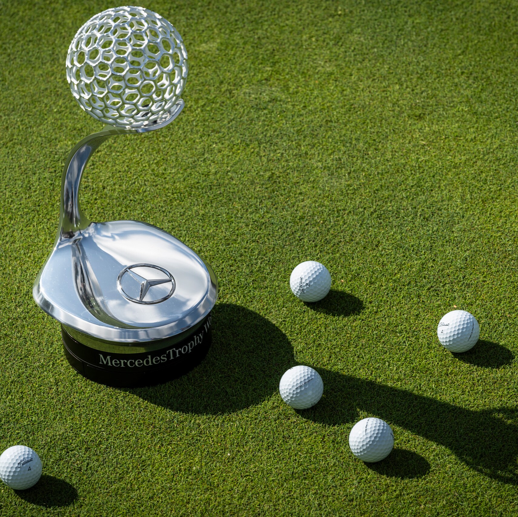 Imagem do MercedesTrophy con bolas de golf à volta