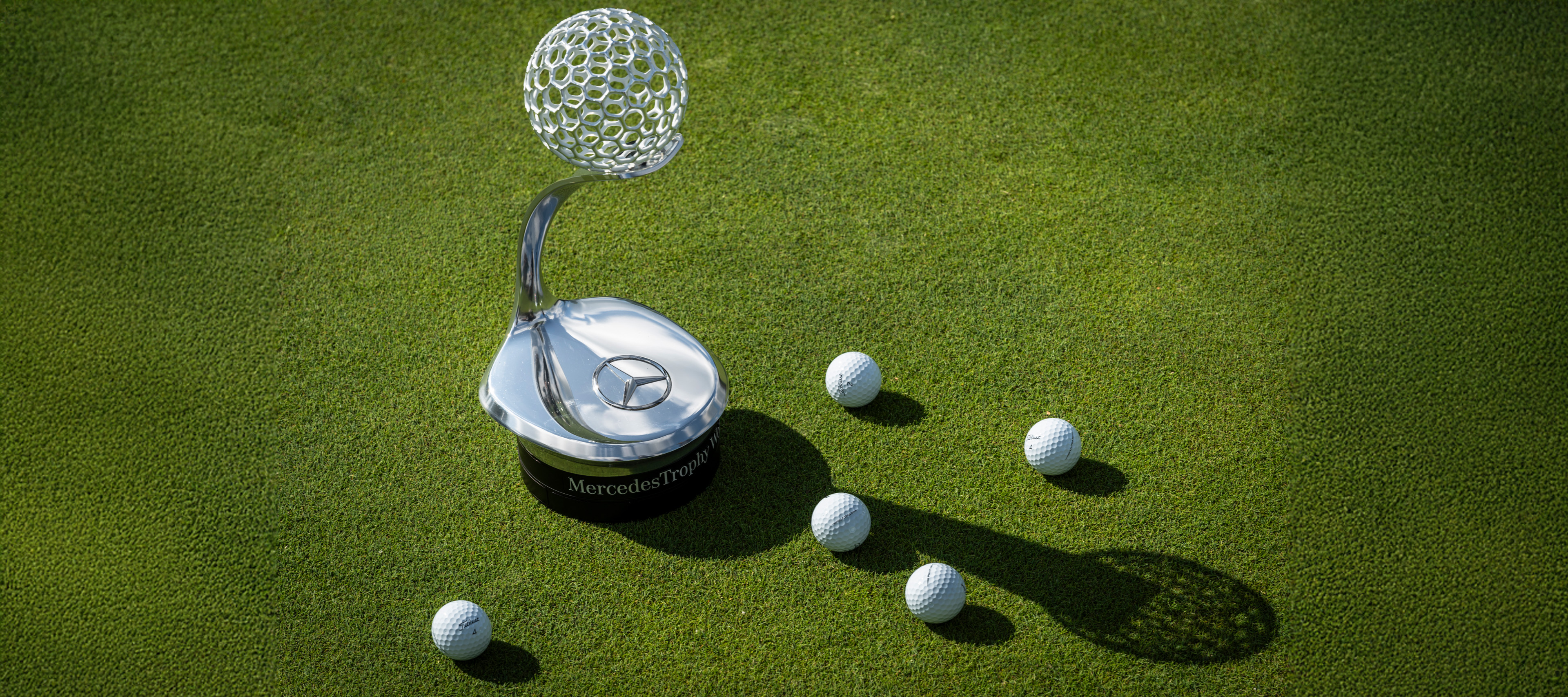 MercedesTrophy | Mercedes-Benz Imagem do MercedesTrophy con bolas de golf à volta