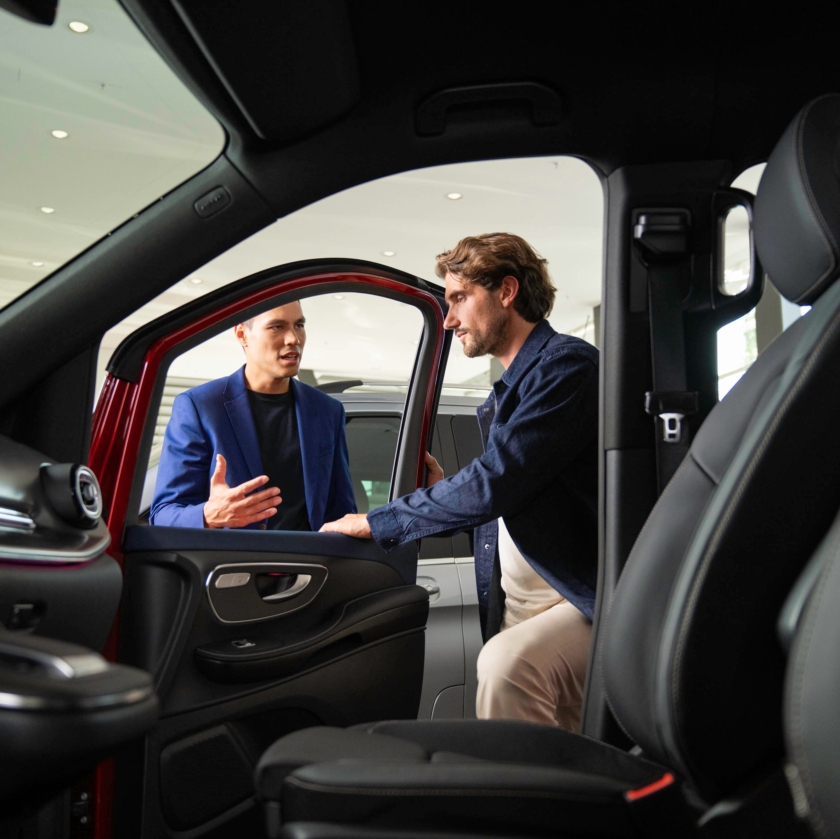 Duas pessoas, uma a entrar para um Mercedes-Benz Van.