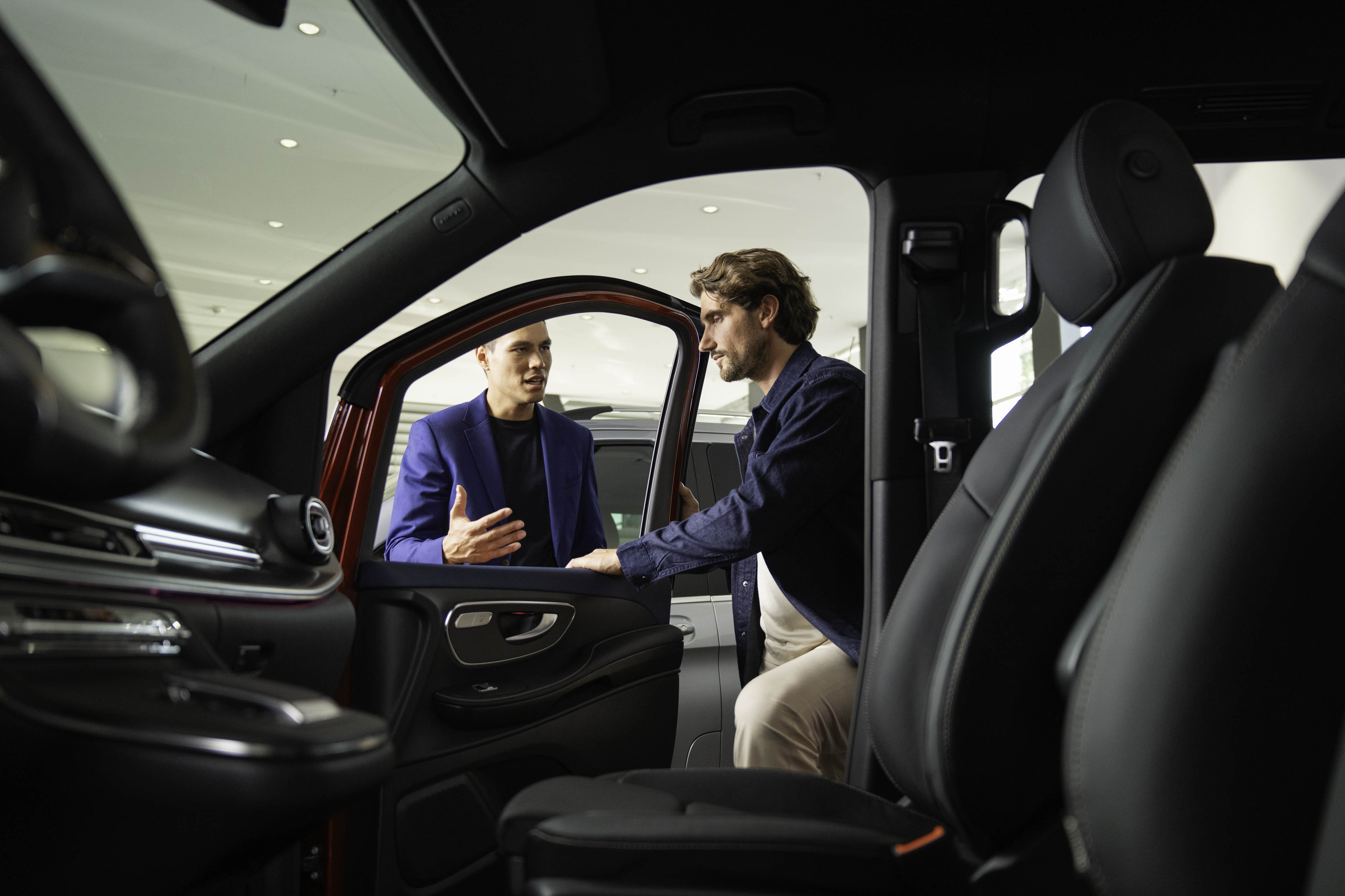 Seguros Mercedes-Benz Duas pessoas, uma a entrar para um Mercedes-Benz Van.